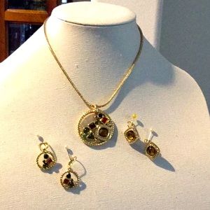 Bijouterie Yanbal 2 pairs earrings and necklace gold plated
